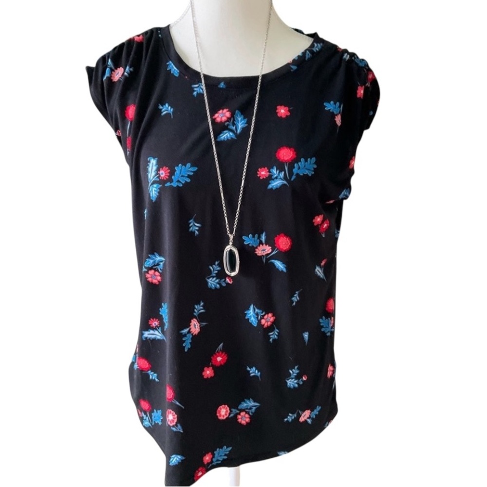 3x $20 Bundle
Black Floral Shirt Worn Once. Like new, size small